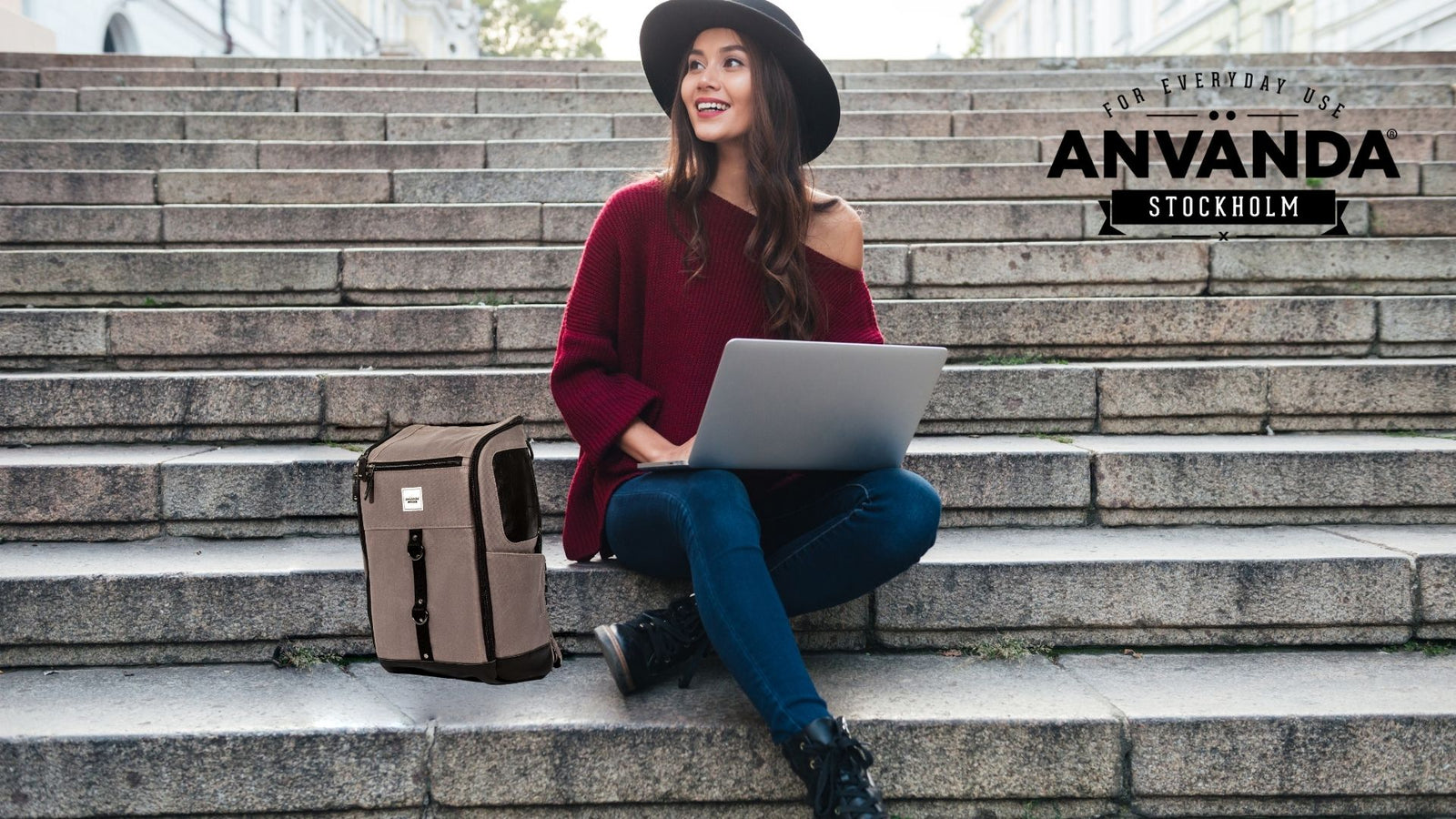 A blue Anvanda bag next to instructions on how to place a laptop in it